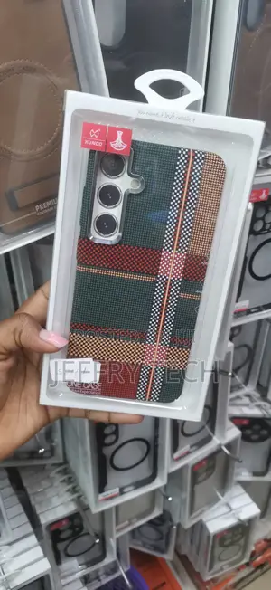 Kunod Retro Plaid / Tribal Carbon Fiber Phone Case Galaxy S24+