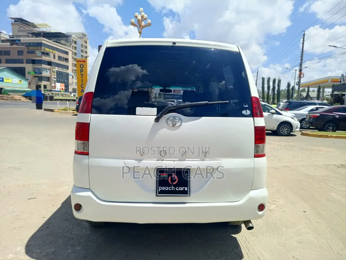 Toyota Voxy 2007 White