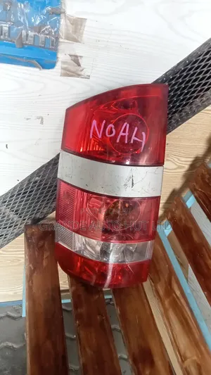 Toyota Noah Zr60 Taillight