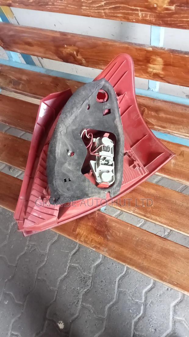 Toyota Vitz Taillight 06 - thumbnail 3