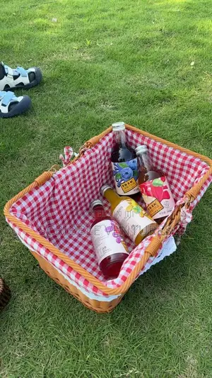 Picnic Outdoor Baskets With Cloth