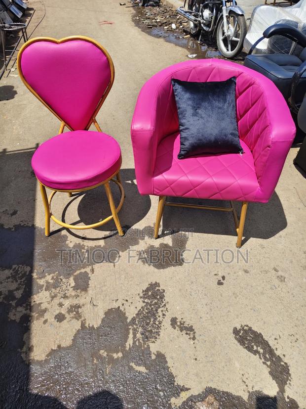 Salon Stiling and Love Chair.