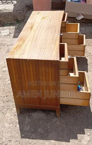 7-Drawer Pedestal
Writing Desk