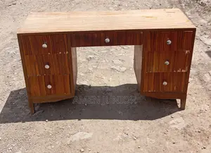 7-Drawer Pedestal
Writing Desk