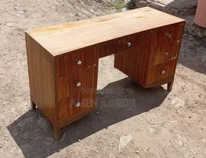 7-Drawer Pedestal
Writing Desk