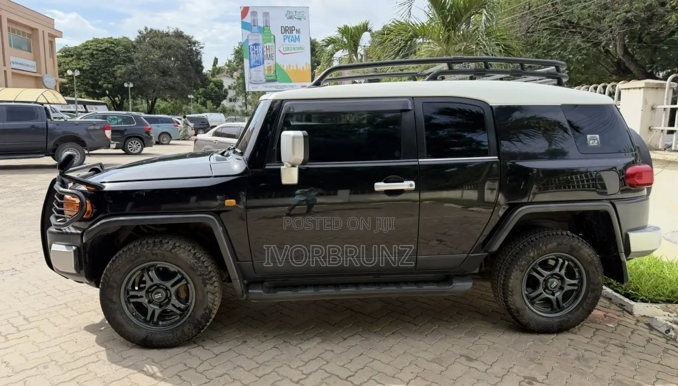 Toyota FJ Cruiser 4x4 Automatic 2011 Black