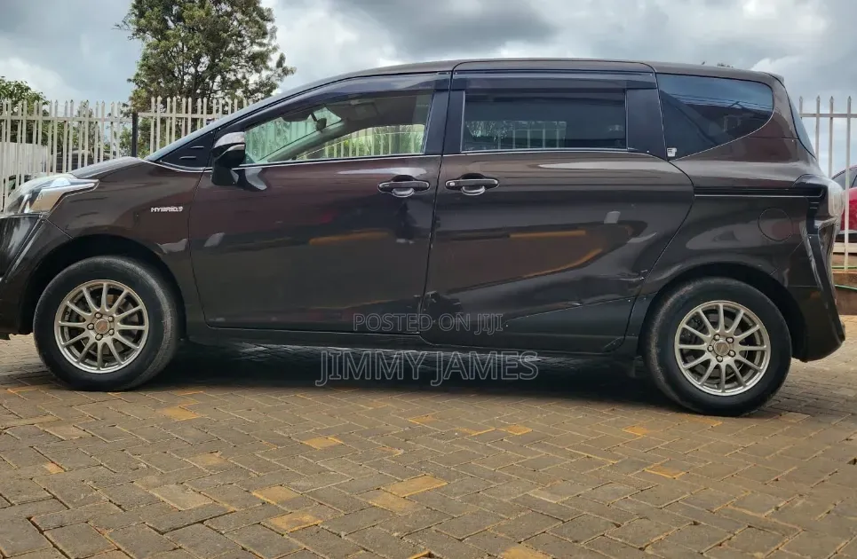 Toyota Sienta 2017 Brown