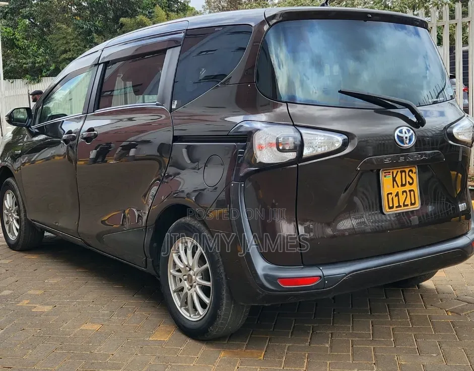 Toyota Sienta 2017 Brown