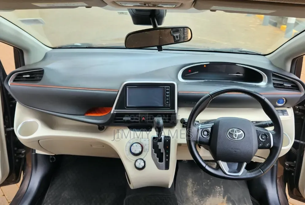 Toyota Sienta 2017 Brown