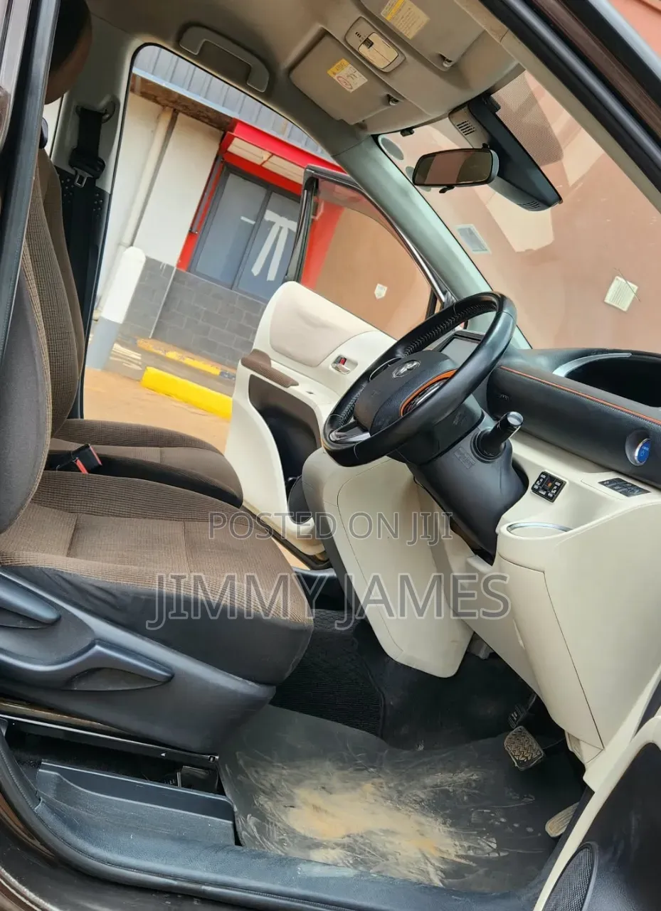 Toyota Sienta 2017 Brown