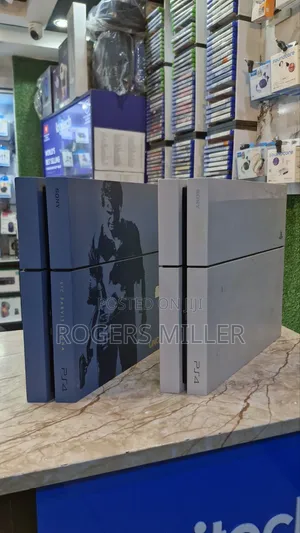 PS4 + 2 Controllers + 8 Games