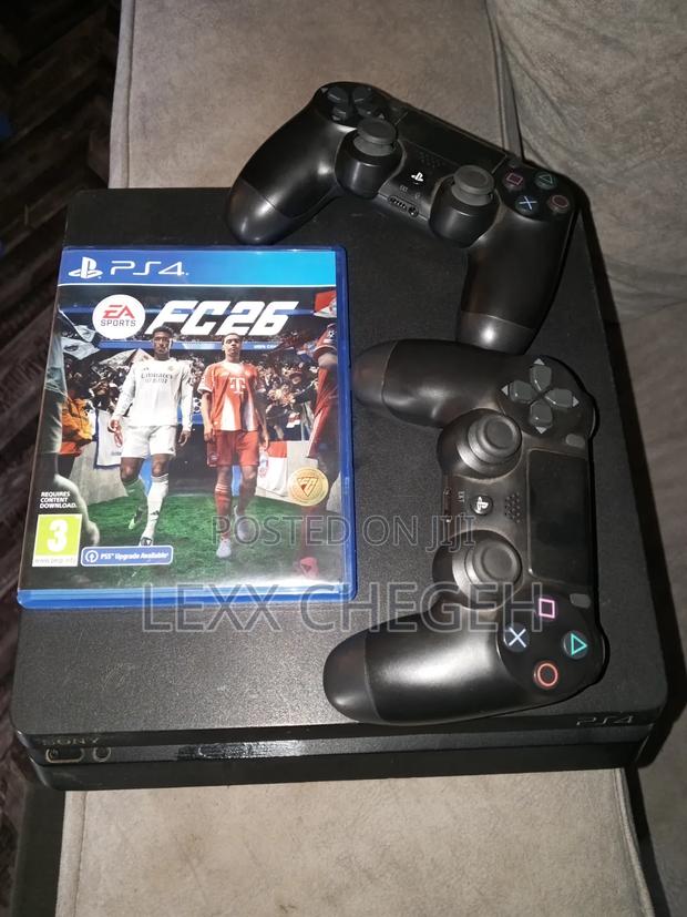 Ps4 Slim With Two Pads and Fc26 Disc