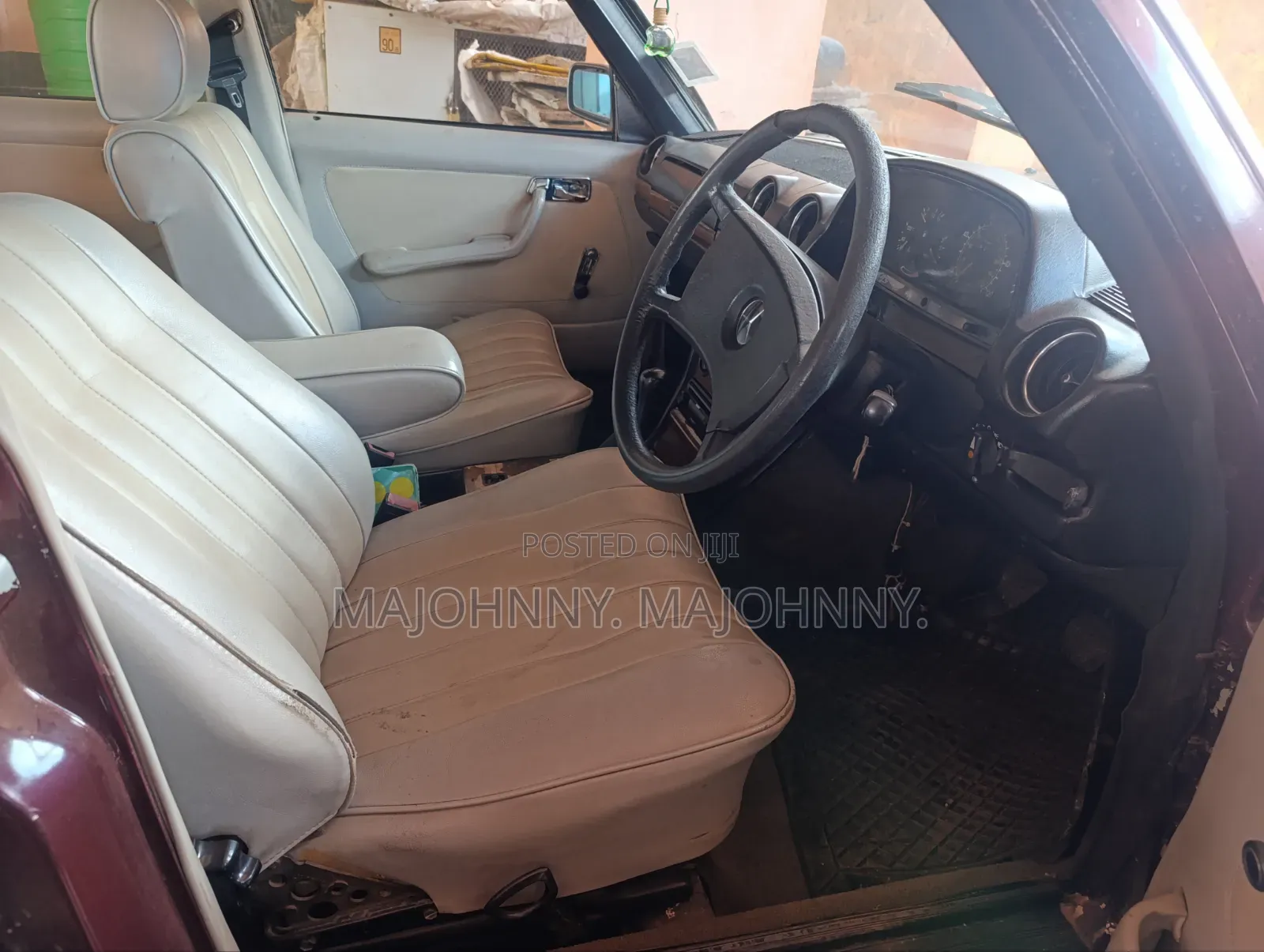 Mercedes-Benz E200 1985 Maroon