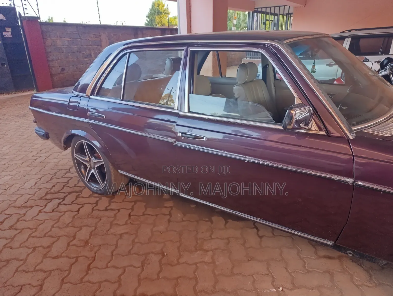 Mercedes-Benz E200 1985 Maroon