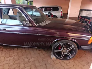 Mercedes-Benz E200 1985 Maroon