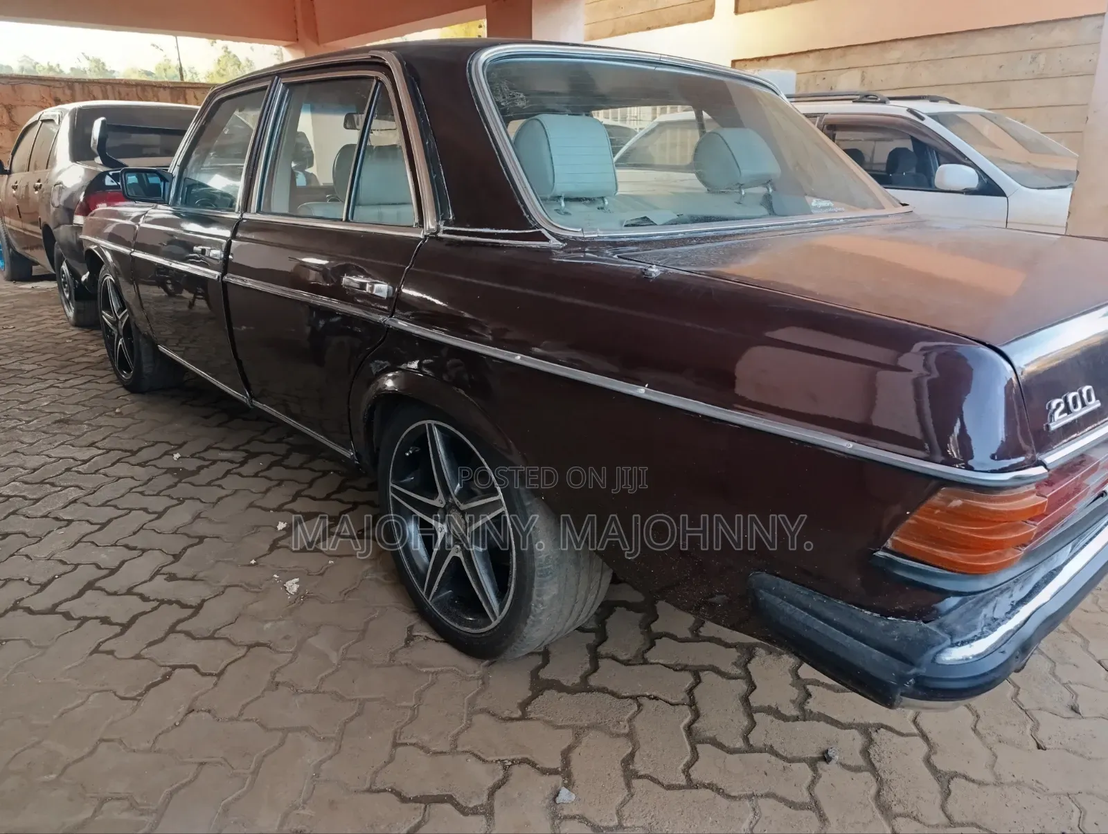 Mercedes-Benz E200 1985 Maroon