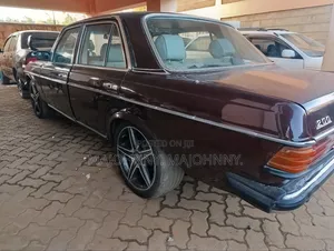 Mercedes-Benz E200 1985 Maroon