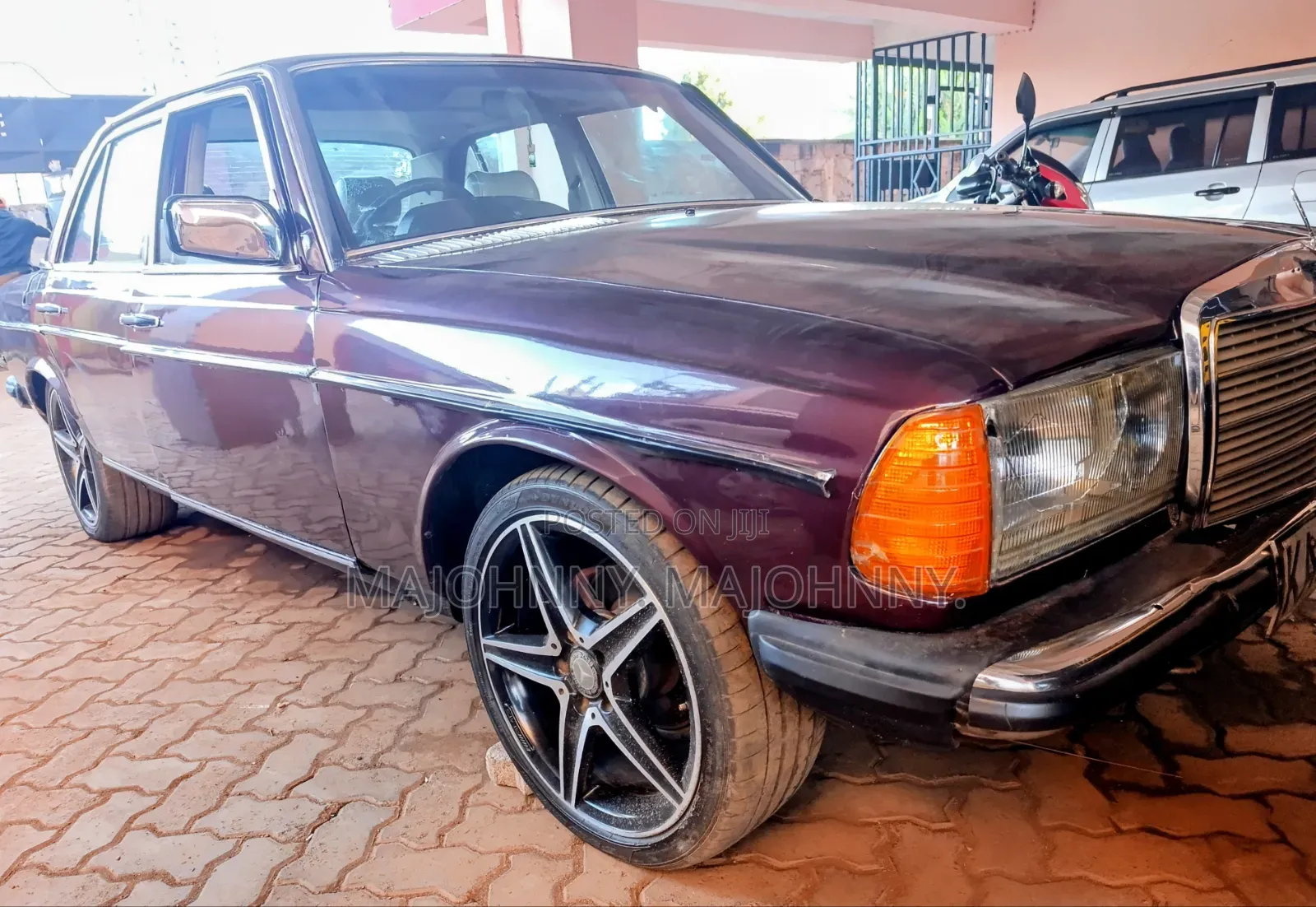 Mercedes-Benz E200 1985 Maroon