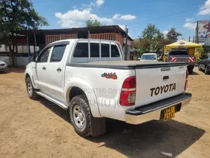 Toyota Hilux 2014 White