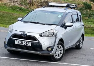 Toyota Sienta 1.5 Hybrid FWD 2016 Silver
