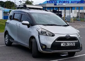 Toyota Sienta 1.5 Hybrid FWD 2016 Silver