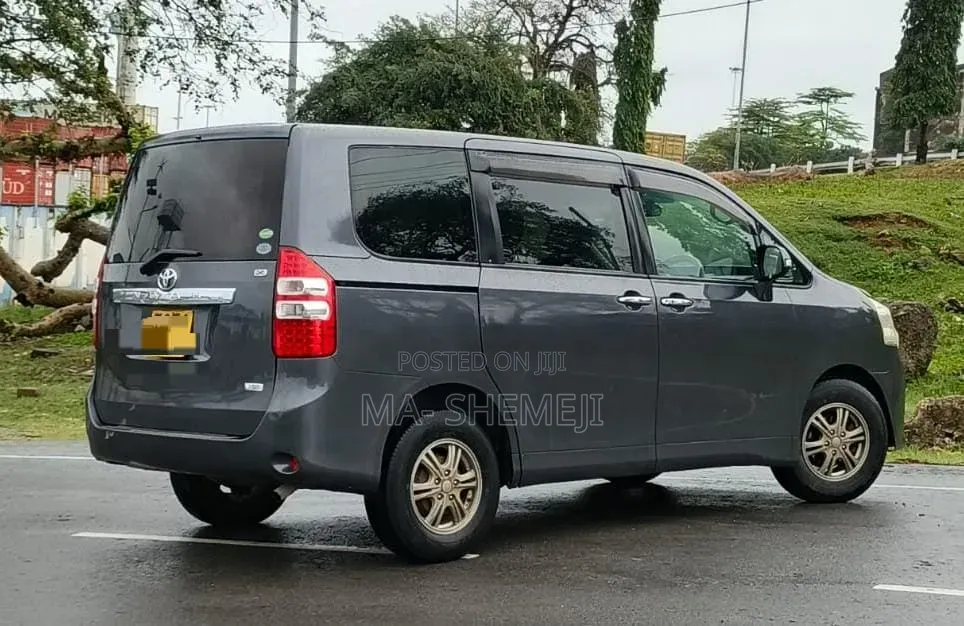 Toyota Noah 2012 Gray