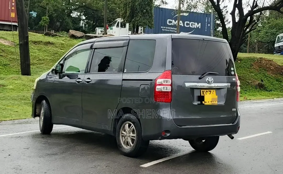 Toyota Noah 2012 Gray