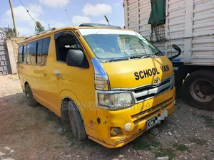 Toyota HiAce 2013 Yellow