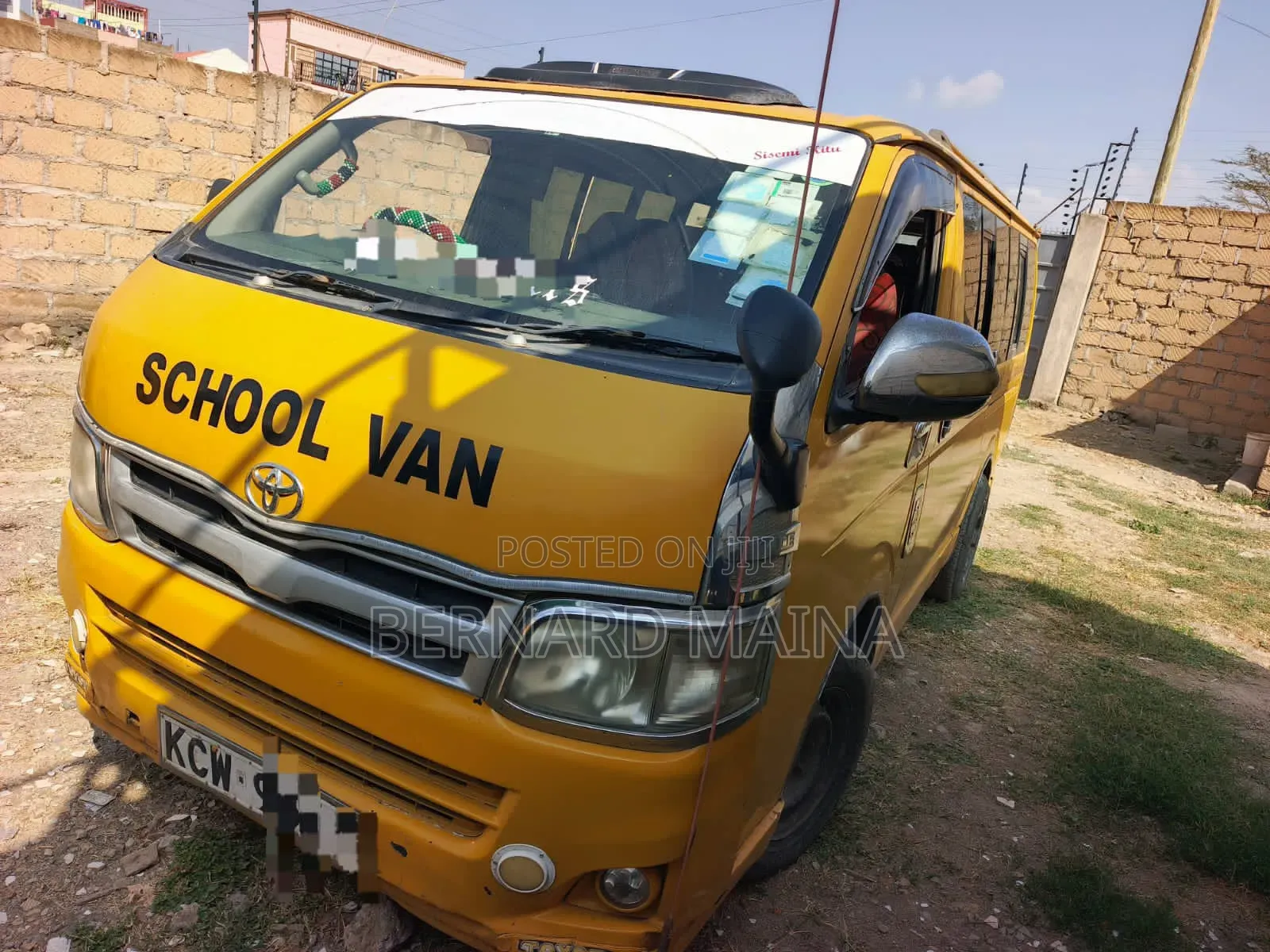 Toyota HiAce 2013 Yellow