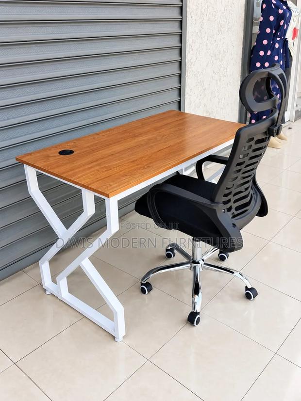 Modern Black Mesh Office Chair With Wooden Office Desk