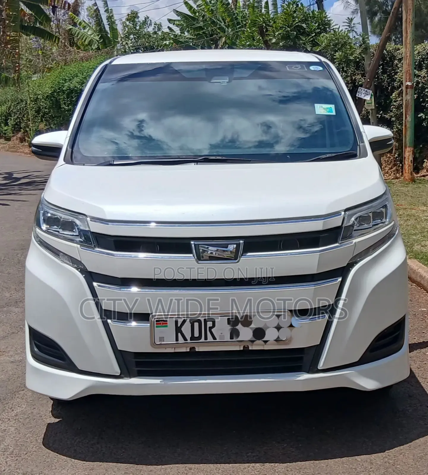 Toyota Noah 2.0 AWD (8 Seater) 2017 White