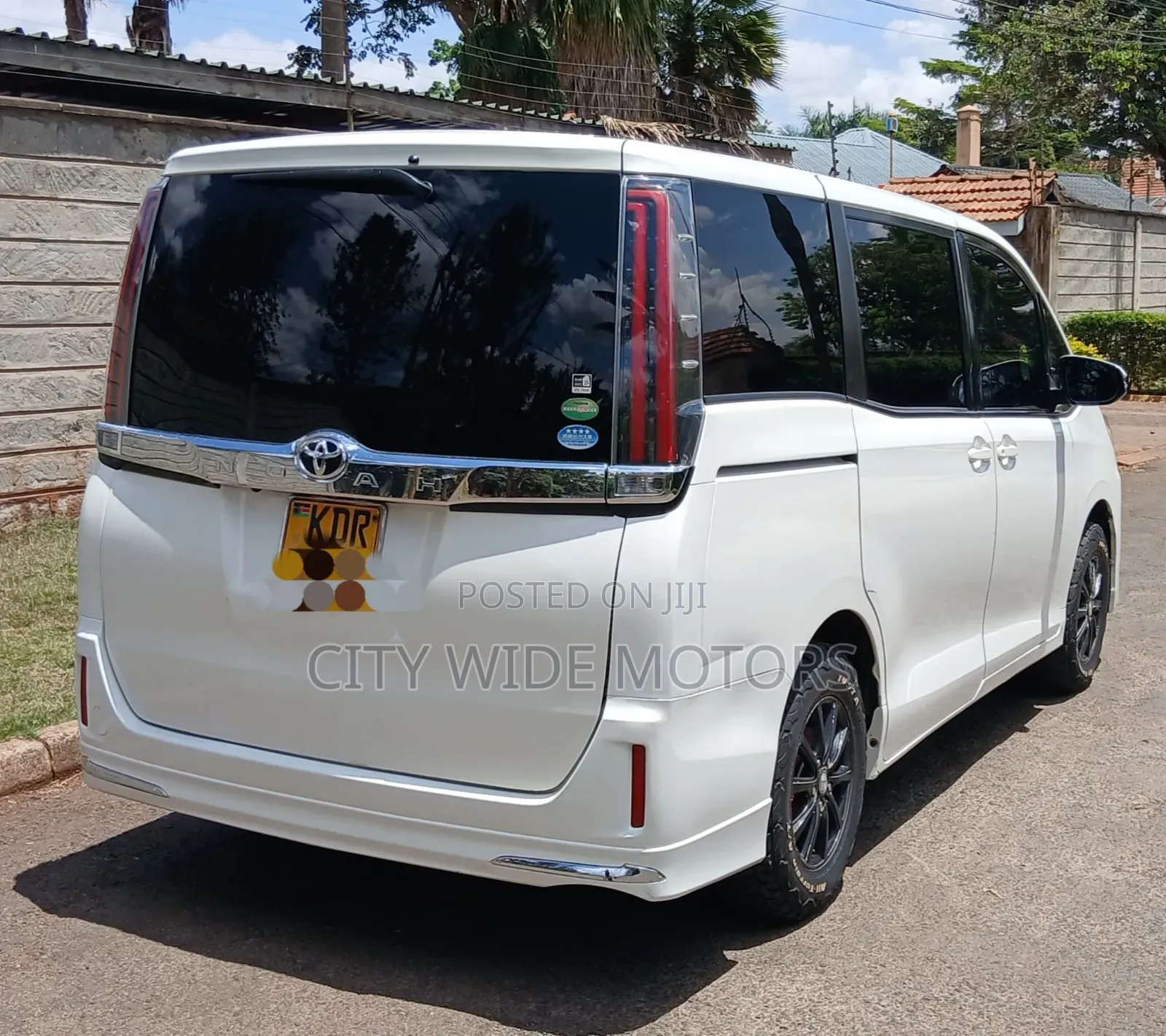 Toyota Noah 2.0 AWD (8 Seater) 2017 White