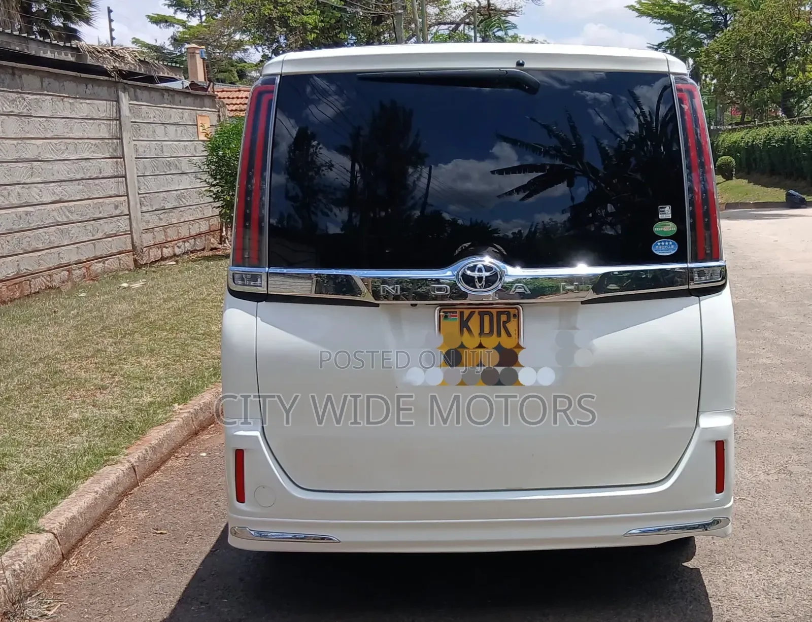 Toyota Noah 2.0 AWD (8 Seater) 2017 White