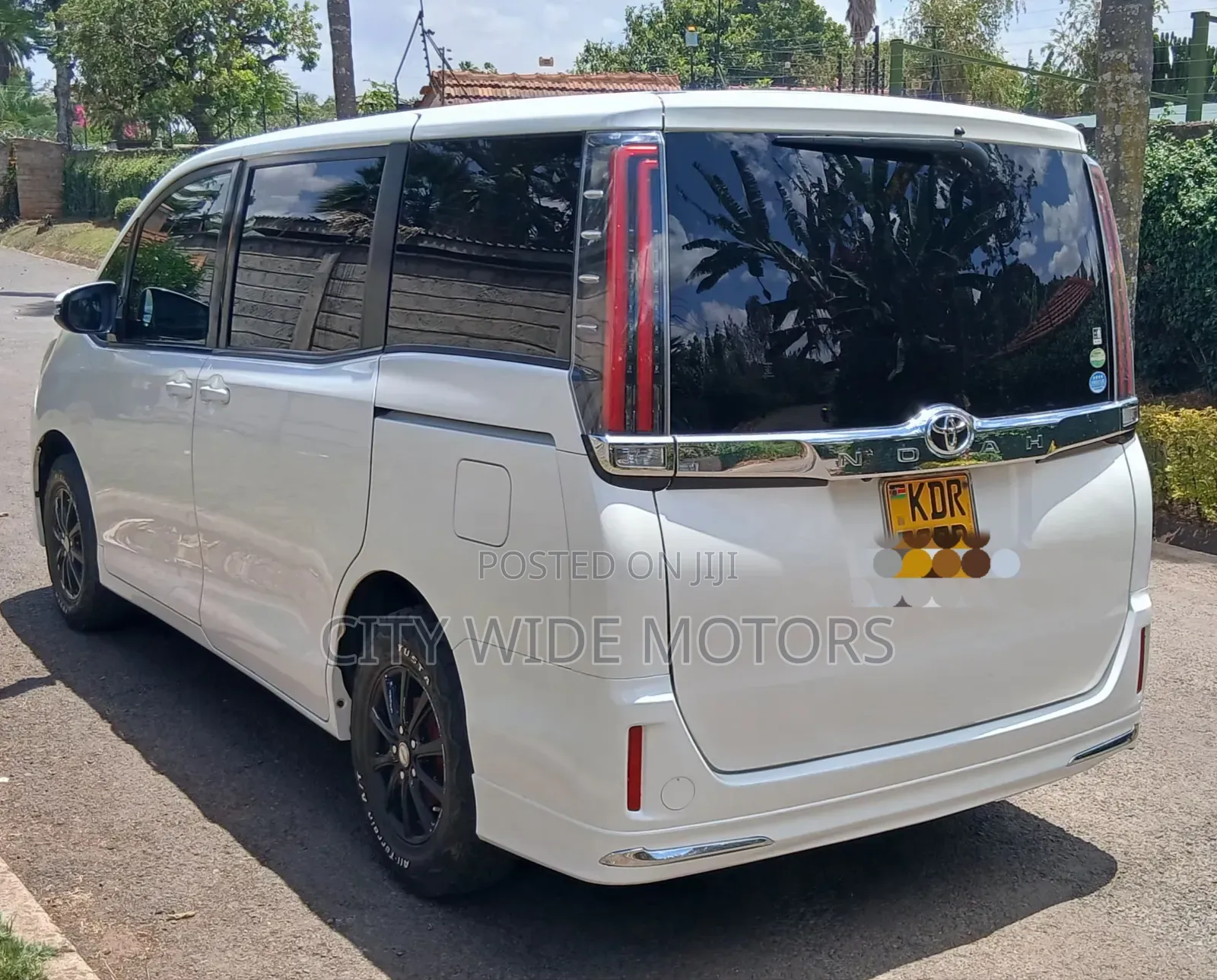 Toyota Noah 2.0 AWD (8 Seater) 2017 White