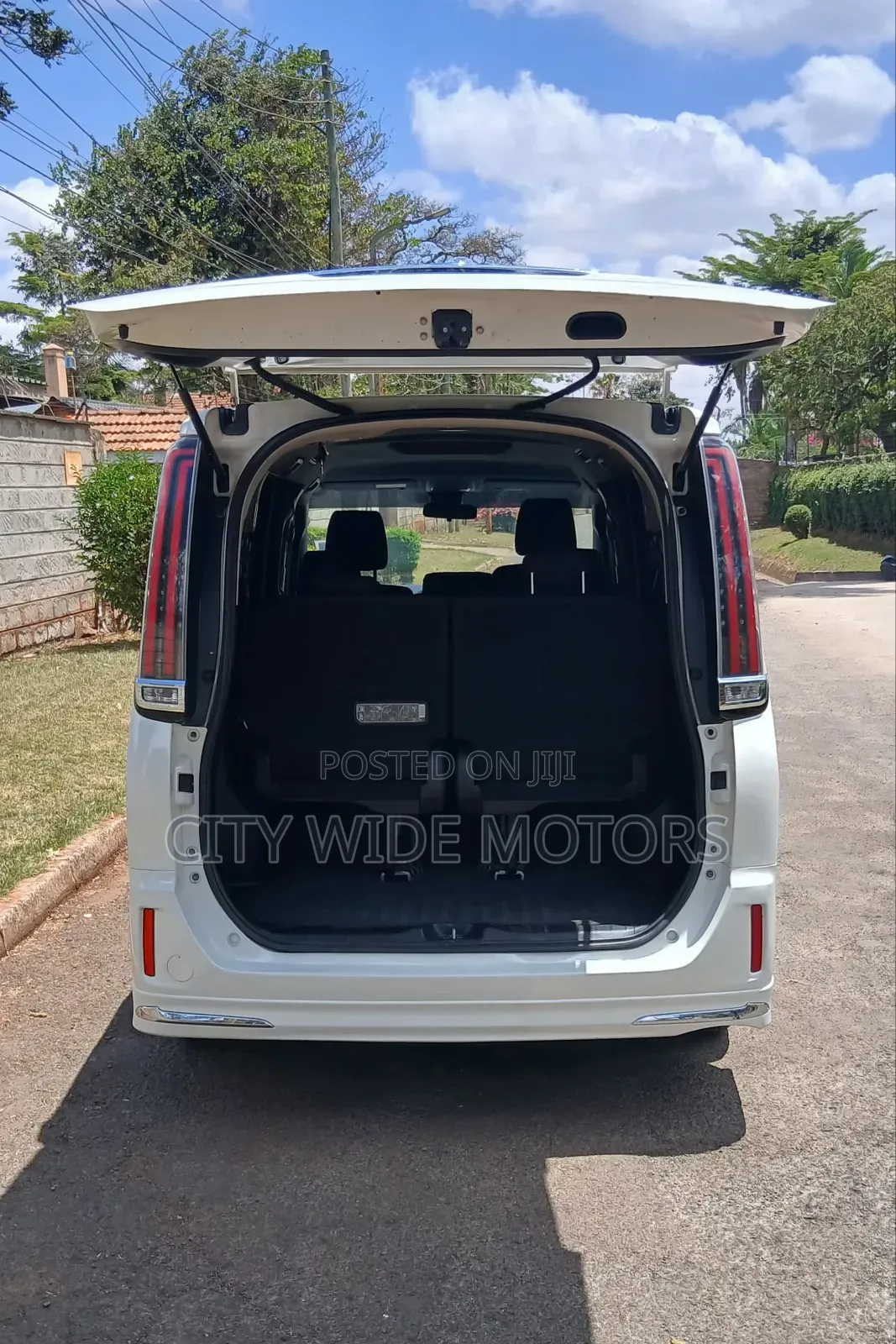 Toyota Noah 2.0 AWD (8 Seater) 2017 White