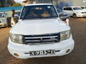 Mitsubishi Pajero 2001 White