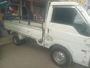Nissan Pick-Up 2012 White