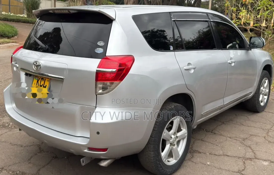 Toyota Vanguard 2011 Silver