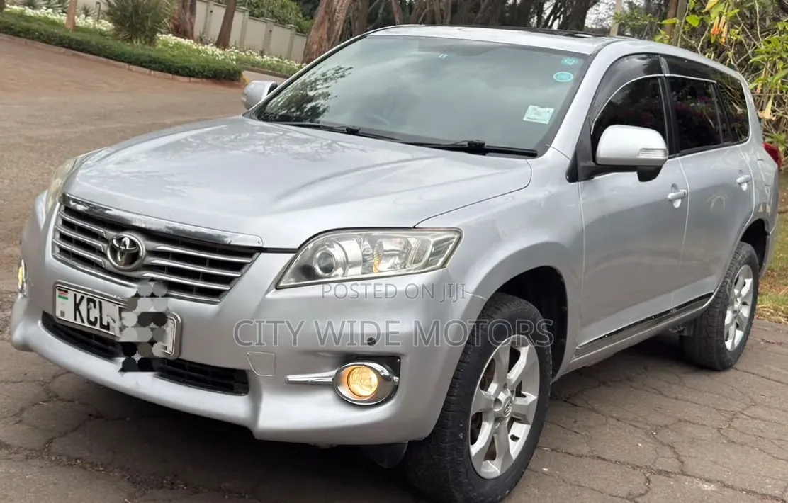 Toyota Vanguard 2011 Silver