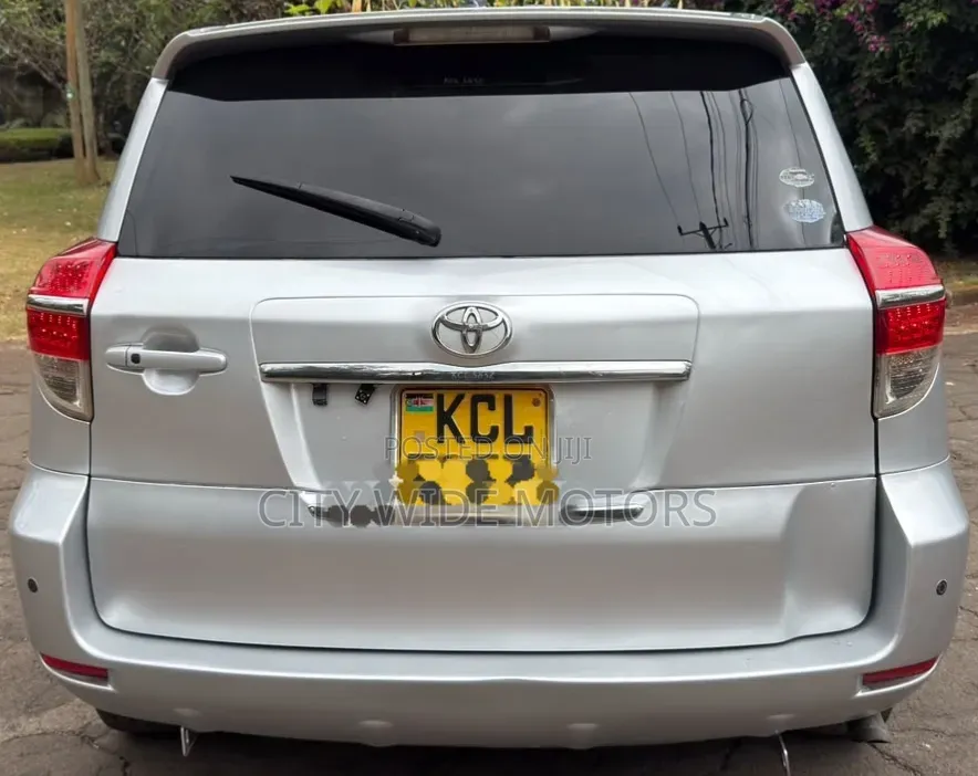 Toyota Vanguard 2011 Silver