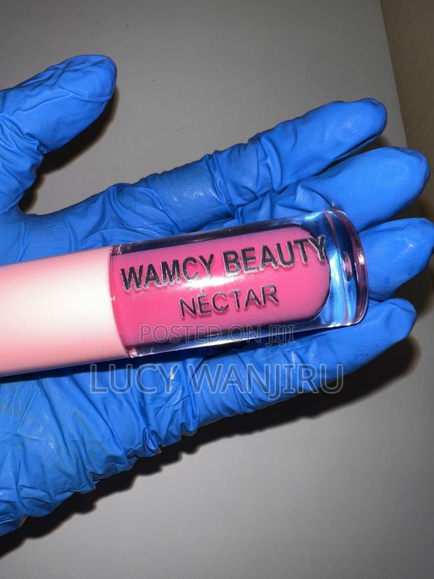 Lipgloss That Heals Dry Lips - main view