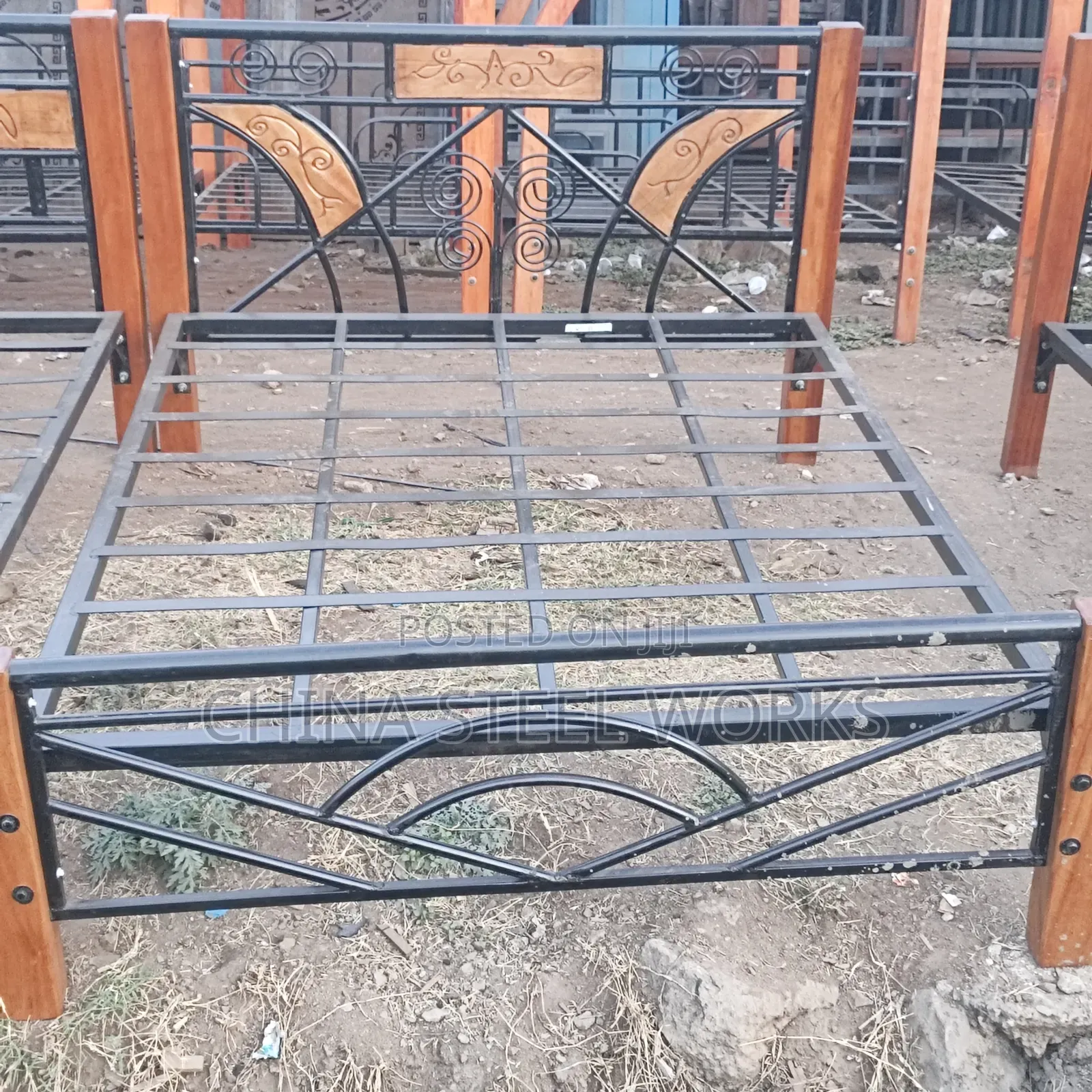 Simple Metalic Bed