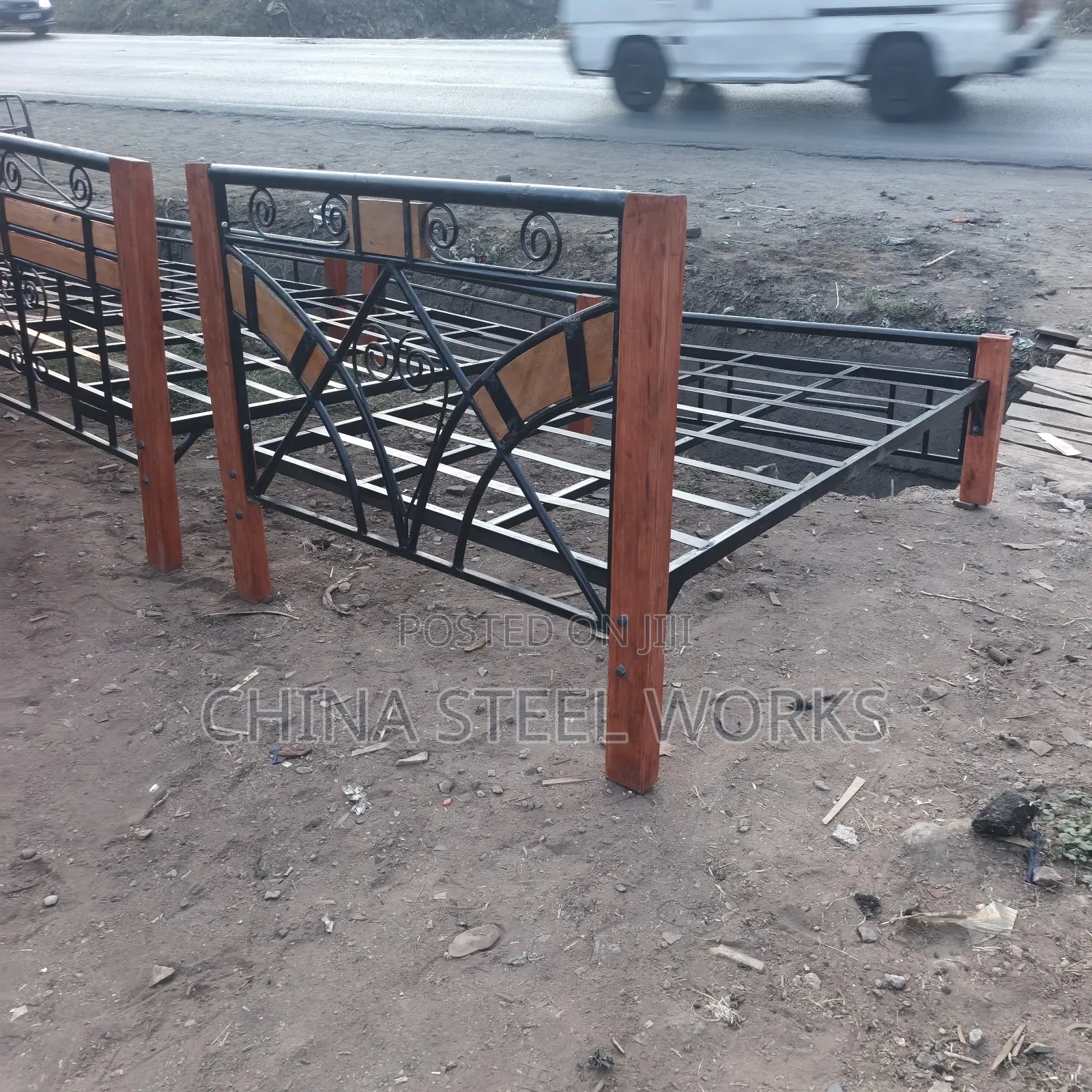 Simple Metalic Bed