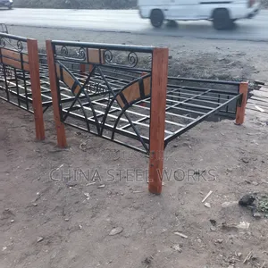Simple Metalic Bed