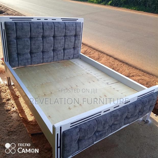 Clean 5x6 Mocket Bed With Buttons Decor