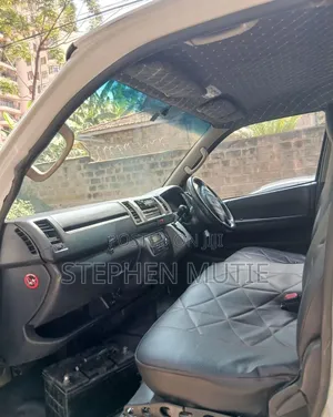 Toyota HiAce 2015 Silver