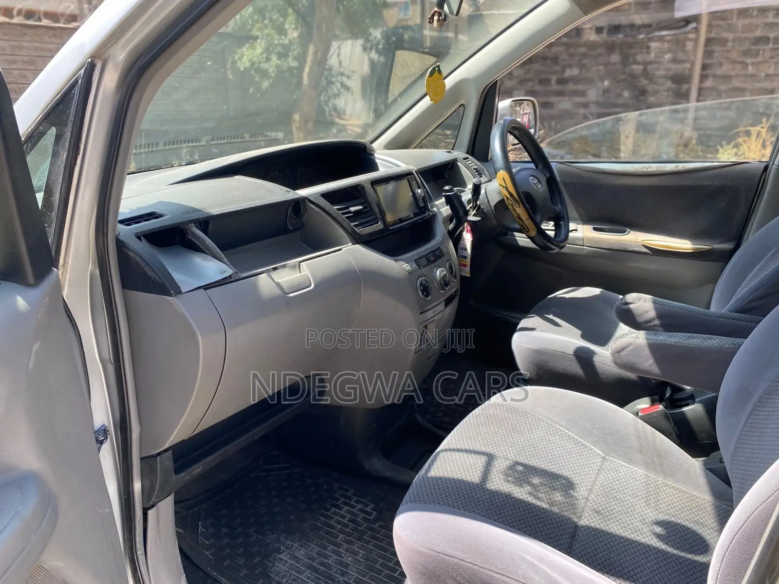 Toyota Voxy X 2WD 8-Seater 2004 Silver