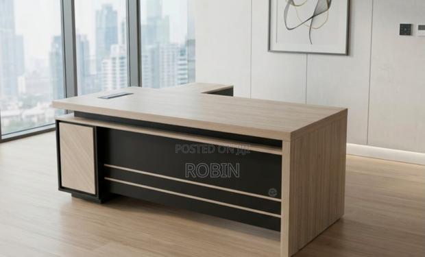Executive Office Desk With Movable Pedestal (1.6m)