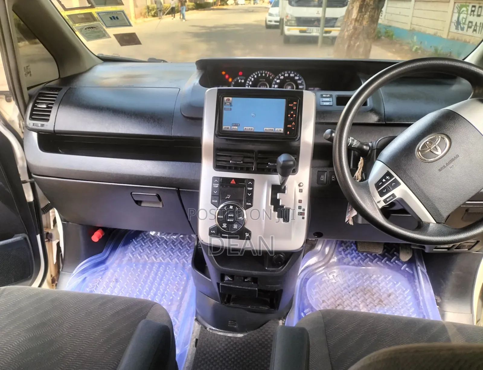 Toyota Noah 2011 White