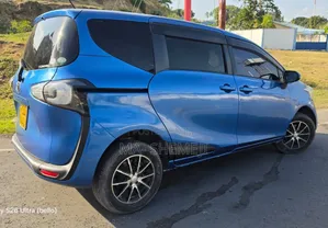 Toyota Sienta 1.5 FWD (6-seater) 2015 Blue